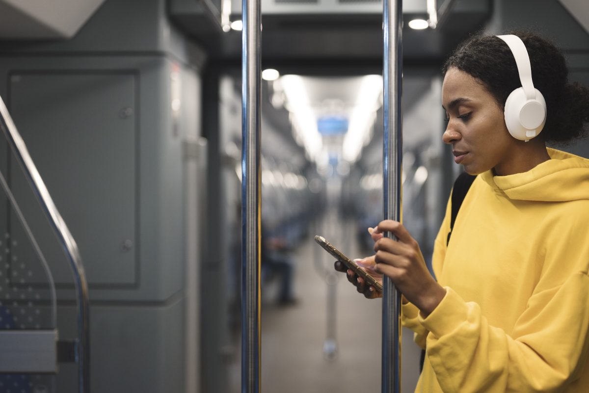 Commute with headphone
